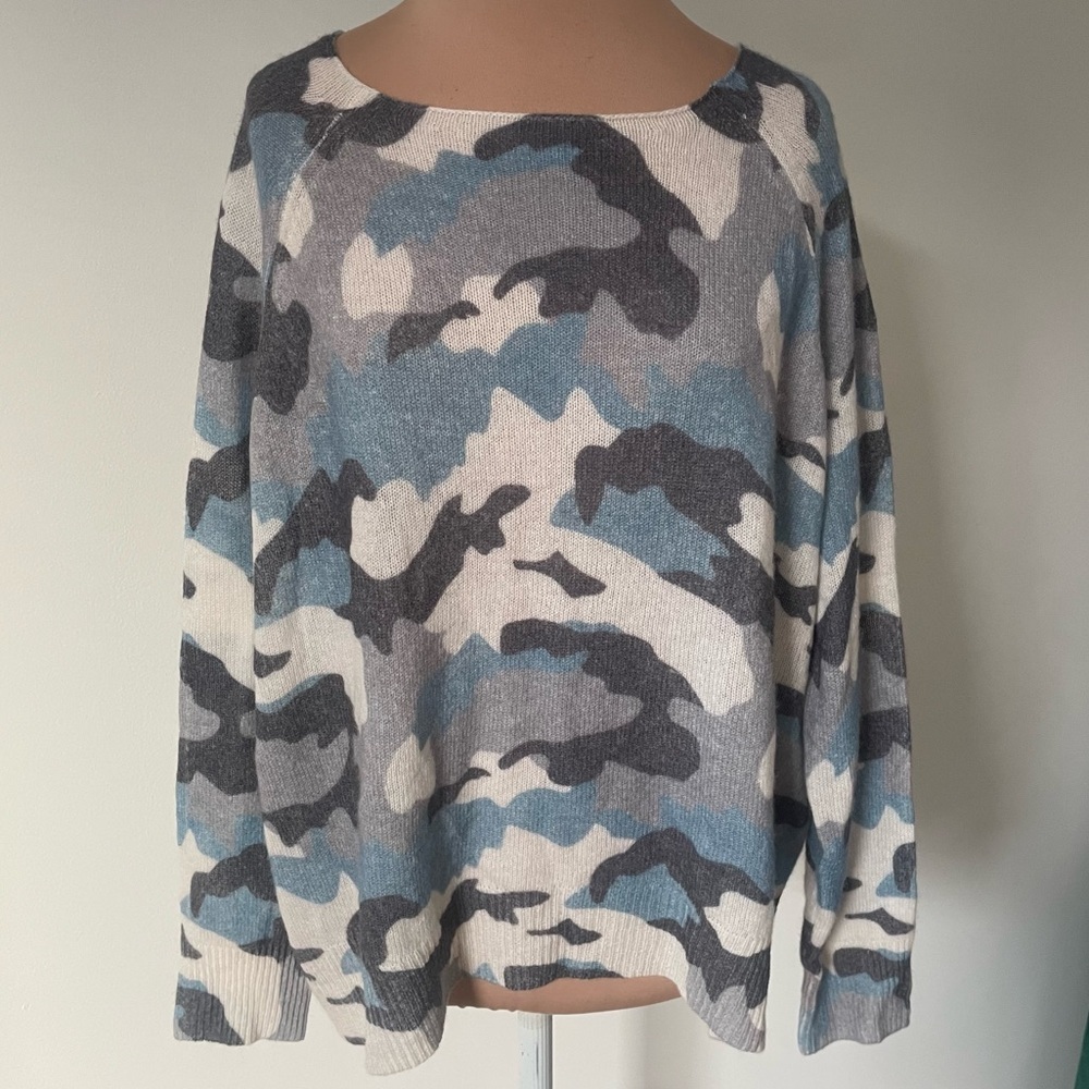 360 Cashmere Boatneck Long Sleeve Chalk White Blue Camo Sweater EUC Size XS